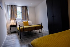 3 bedrooms, iron/ironing board, free WiFi, bed sheets - 3 Bedrooms-8guests-babycot-15mintopepys-freeparkg (London)