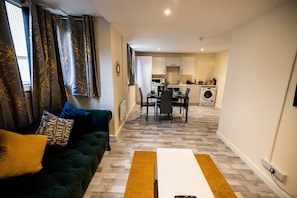 3 bedrooms, iron/ironing board, free WiFi, bed sheets - 3 Bedrooms-8guests-babycot-15mintopepys-freeparkg (London)