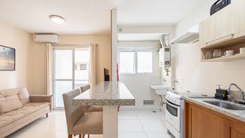 Apartamento conforto | Cozinha privada | Geladeira grande, micro-ondas, fogão, cooktop