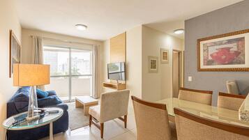 Apartamento família | Cozinha privada | Geladeira grande, micro-ondas, fogão, cooktop