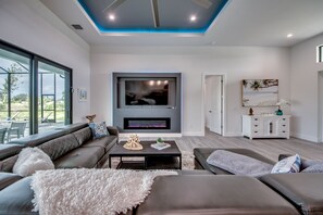 Smart TV, fireplace
