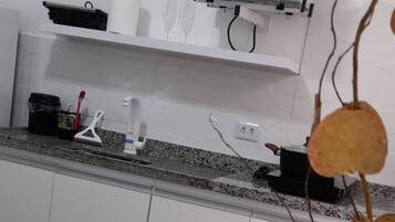 Geladeira, micro-ondas, cooktop, torradeira