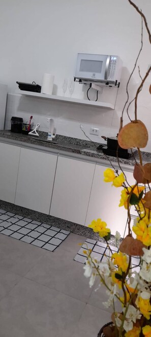 Fridge, microwave, stovetop, toaster - Studio Novo Confortável Próx. Aeroporto Guarulhos (Parque Paulistano São Paulo)