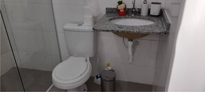 Secadora de cabello, toallas, jabón, papel de baño 