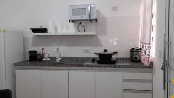 Geladeira, micro-ondas, cooktop, torradeira