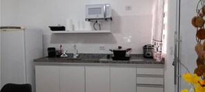 Geladeira, micro-ondas, cooktop, torradeira