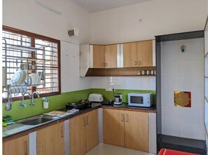 Refrigerador, microondas, parrilla de estufa y cafetera y tetera 