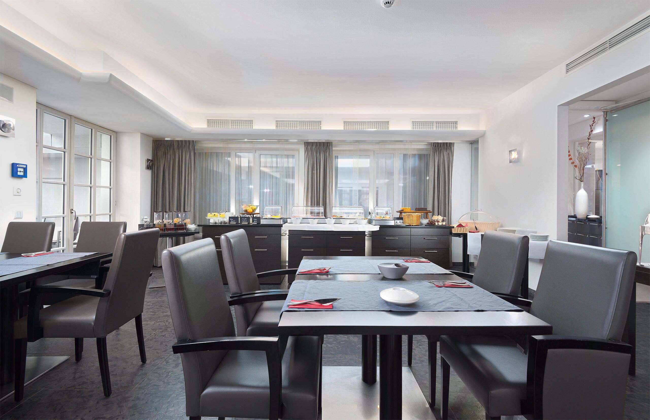 Tägliches Frühstücksbuffet (18 EUR pro Person)