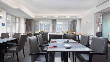 Tägliches Frühstücksbuffet (18 EUR pro Person)