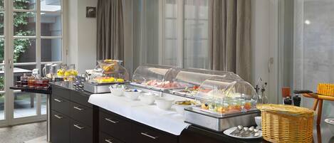 Bữa sáng buffet hàng ngày (18 EUR/mỗi người)