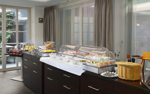 Desayuno buffet diario (EUR 18 por persona)