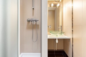 Dusche, Haartrockner, Handtücher