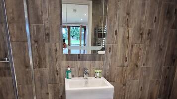 Studio | Bathroom | Shower, hair dryer, towels