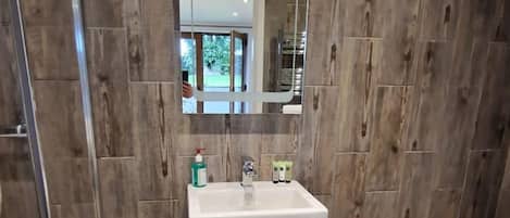 Estudio | Baño | Regadera, secadora de cabello, toallas
