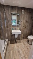 Studio | Bathroom | Shower, hair dryer, towels