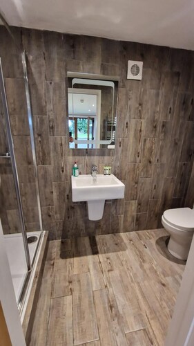 Relaxing Room With Ensuite Rutland Point