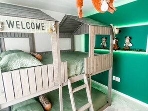5 quartos, ferros/tábuas de passar roupa, Wi-Fi, roupa de cama
