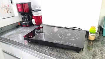 Geladeira, micro-ondas, cooktop, torradeira