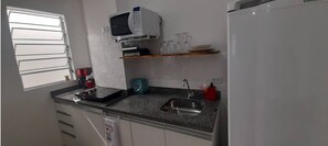 Refrigerador, microondas, parrilla de estufa y tostadora 