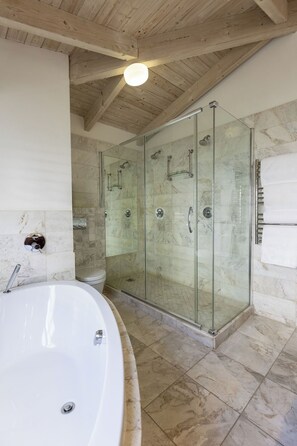 Douche, sèche-cheveux, serviettes fournies, savon