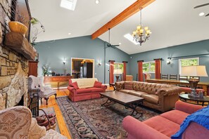 Smart-TV, peis, bøker og PC-skjermer