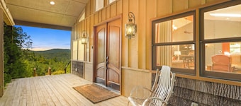 Spacious 5BR/4BA/1 level home on 8 acres w/ Stunning Views, Hot Tub & Fire Pit