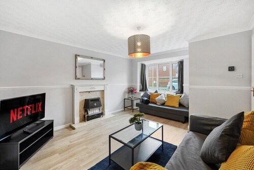 Stunning Detached 3 Bed House - Parking & Garden