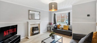 Stunning Detached 3 Bed House - Parking & Garden