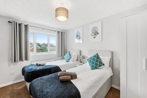 3 bedrooms, iron/ironing board, internet, bed sheets - Stunning Detached 3 Bed House - Parking & Garden (Bedford)