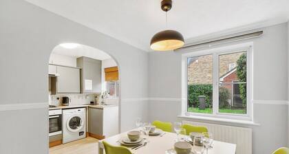 Stunning Detached 3 Bed House - Parking & Garden