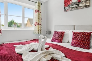 3 bedrooms, iron/ironing board, Internet, bed sheets - Stunning Detached 3 Bed House - Parking & Garden (Bedford)