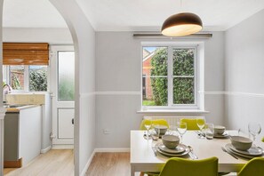 Dining - Stunning Detached 3 Bed House - Parking & Garden (Bedford)