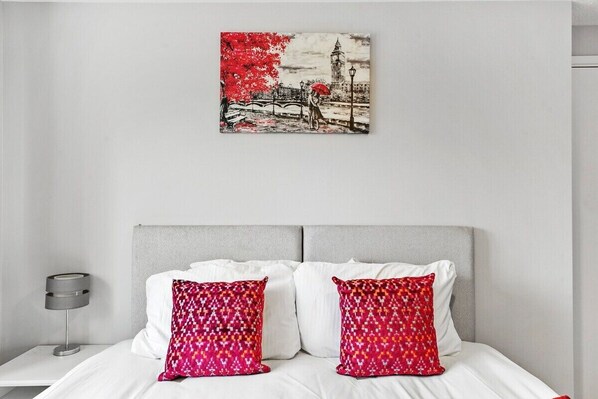 3 bedrooms, iron/ironing board, internet, bed sheets