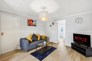 TV - Stunning Detached 3 Bed House - Parking & Garden (Bedford)