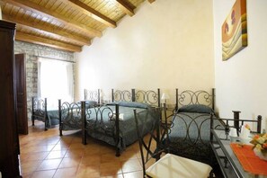 1 slaapkamer, een strijkplank/strijkijzer, wifi, beddengoed