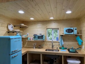 Kjøleskap, mikrobølgeovn, ovn og kokeplater