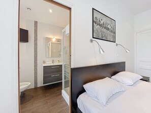 2 عدّة غرف نوم ومكواة/لوح كي