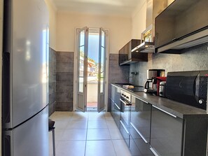 Refrigerador, microondas, horno y cafetera y tetera