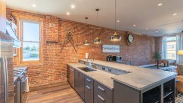 Réfrigérateur, micro-ondes, four, plaque de cuisson