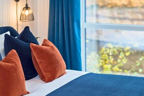 3 bedrooms, iron/ironing board, WiFi, bed sheets - Canalside House Summa (Hanley)