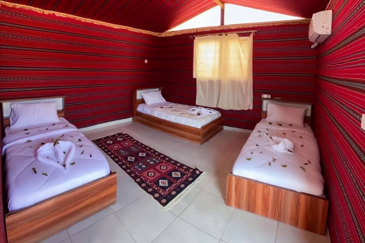 WiFi (free), bed sheets