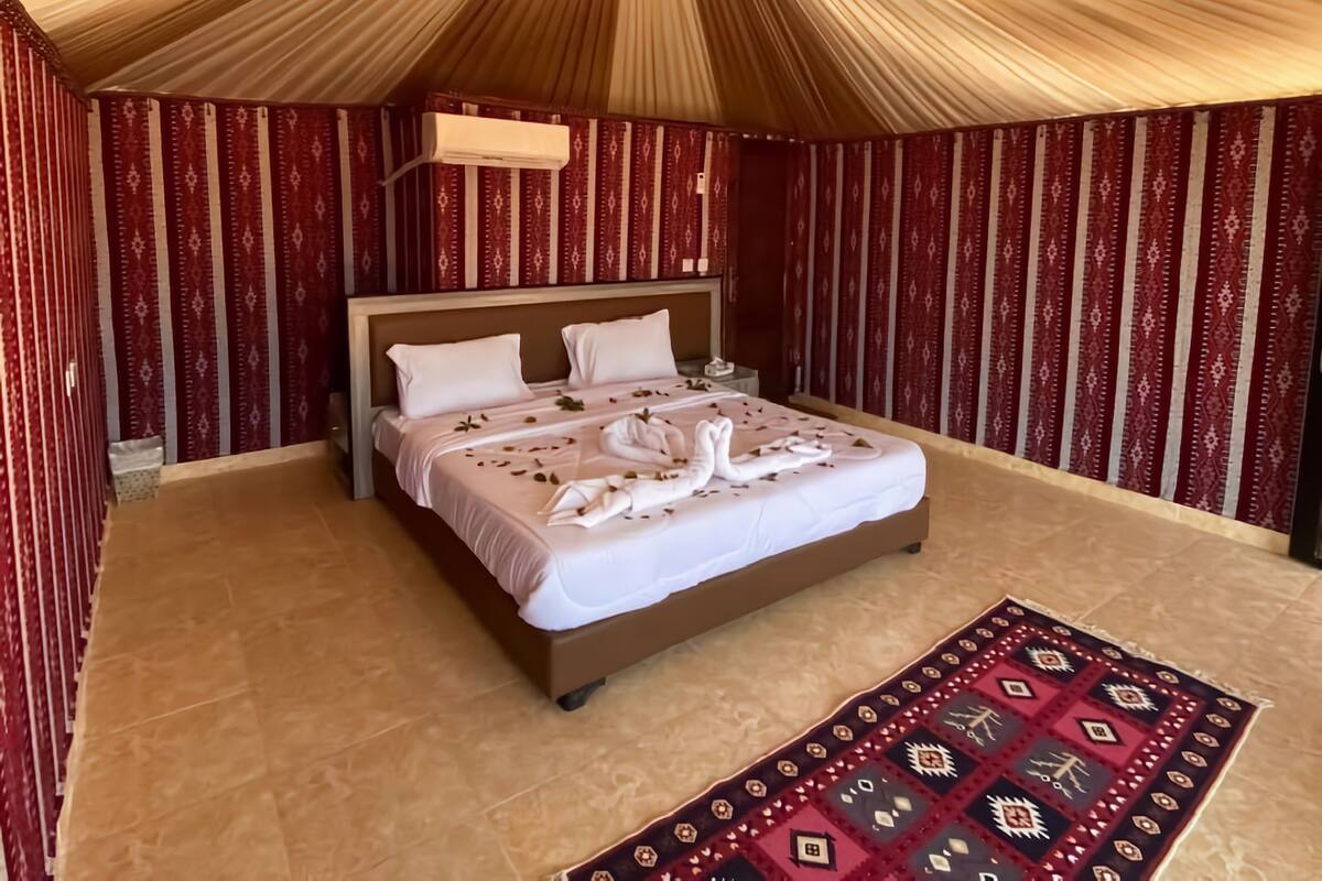 WiFi (free), bed sheets