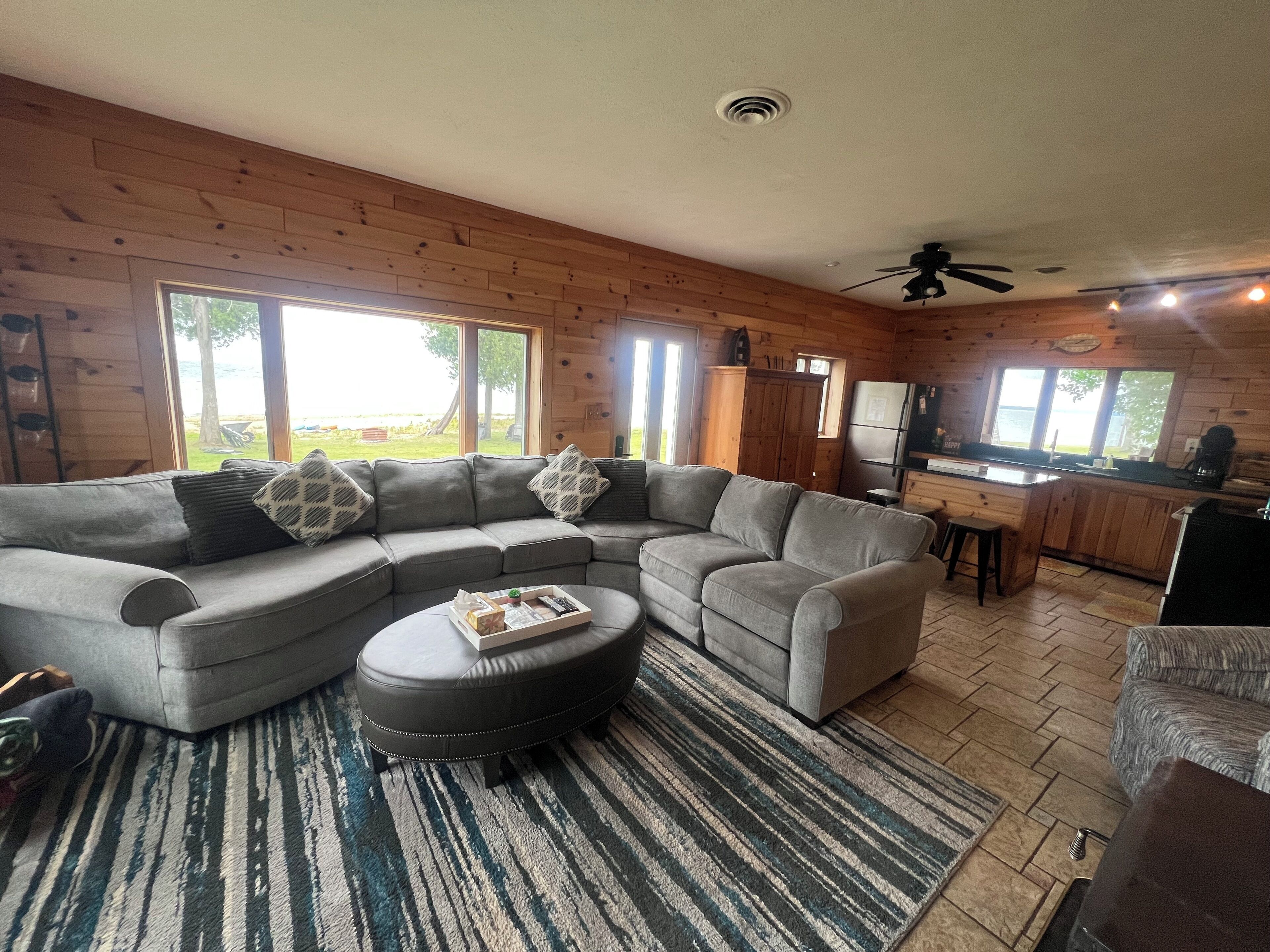 Smart-TV, peis, DVD-spiller og bøker