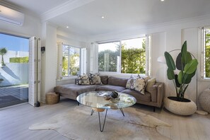 Living area - Clifton YOLO Spaces : Clifton Boutique Apartment B (Cape Town)