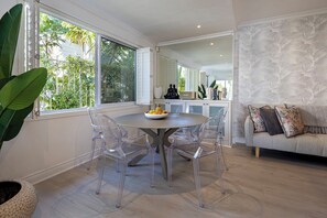 Dining - Clifton YOLO Spaces : Clifton Boutique Apartment B (Cape Town)