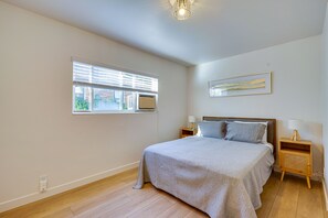 Leilighet (2 Bedrooms) | 2 soverom, skrivebord for bærbar PC, strykejern/-brett og sengetøy