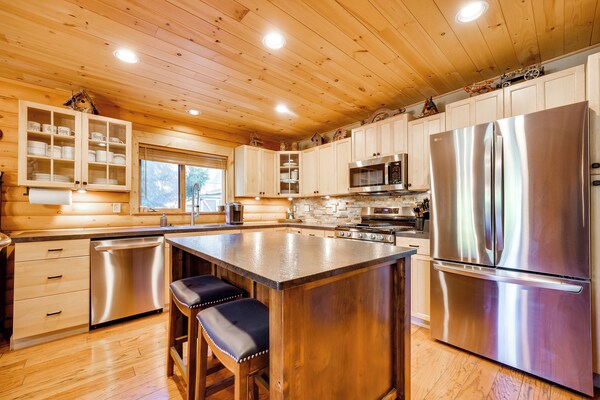 Spacious Packwood Cabin W/ Hot Tub - Near River - Packwood, WA