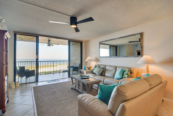 Lägenhet (2 Bedrooms) | Vardagsrum | Tv och böcker