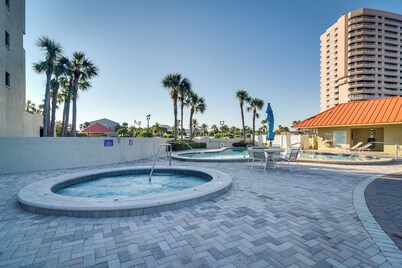Clearwater Beachfront Condo w/ Heated Pool Access!