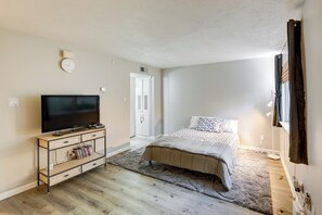 Interior - 3 Mi to Dtwn Austin: Pet-friendly Condo w/ Pool (Austin)